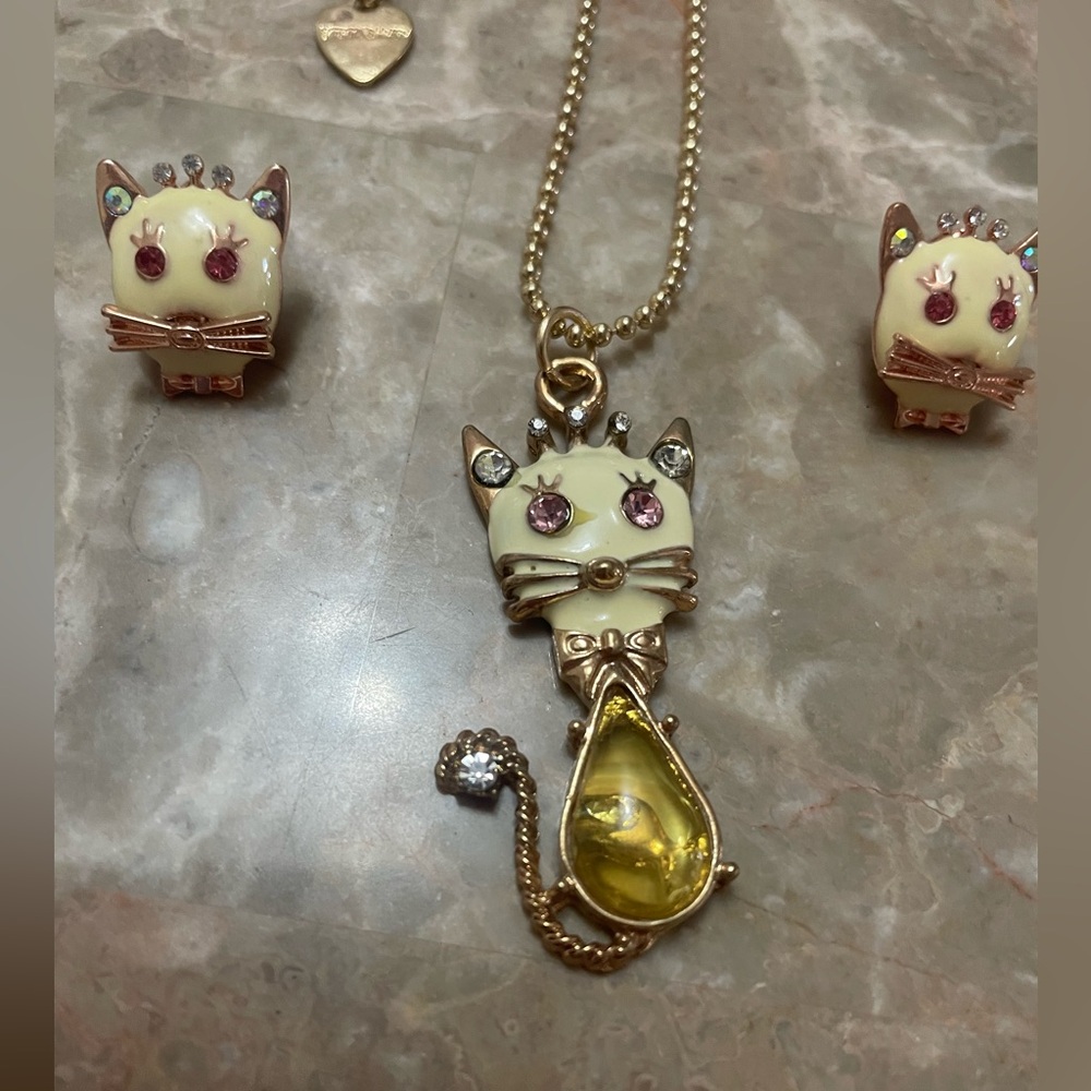 Betsey Johnson White Cat necklace and earrings set featuring gold-toned chains - Picture 2 of 11